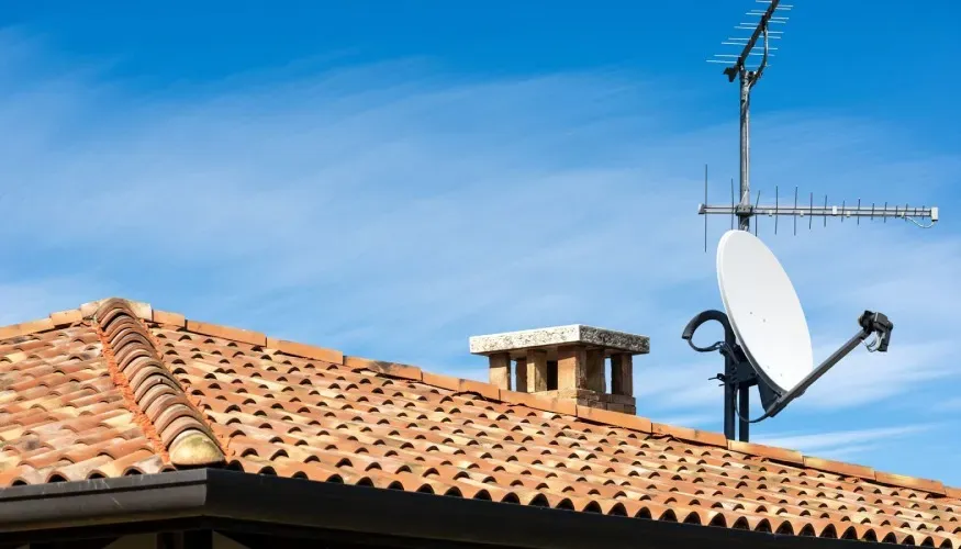 Antenniste orientant une antenne râteau