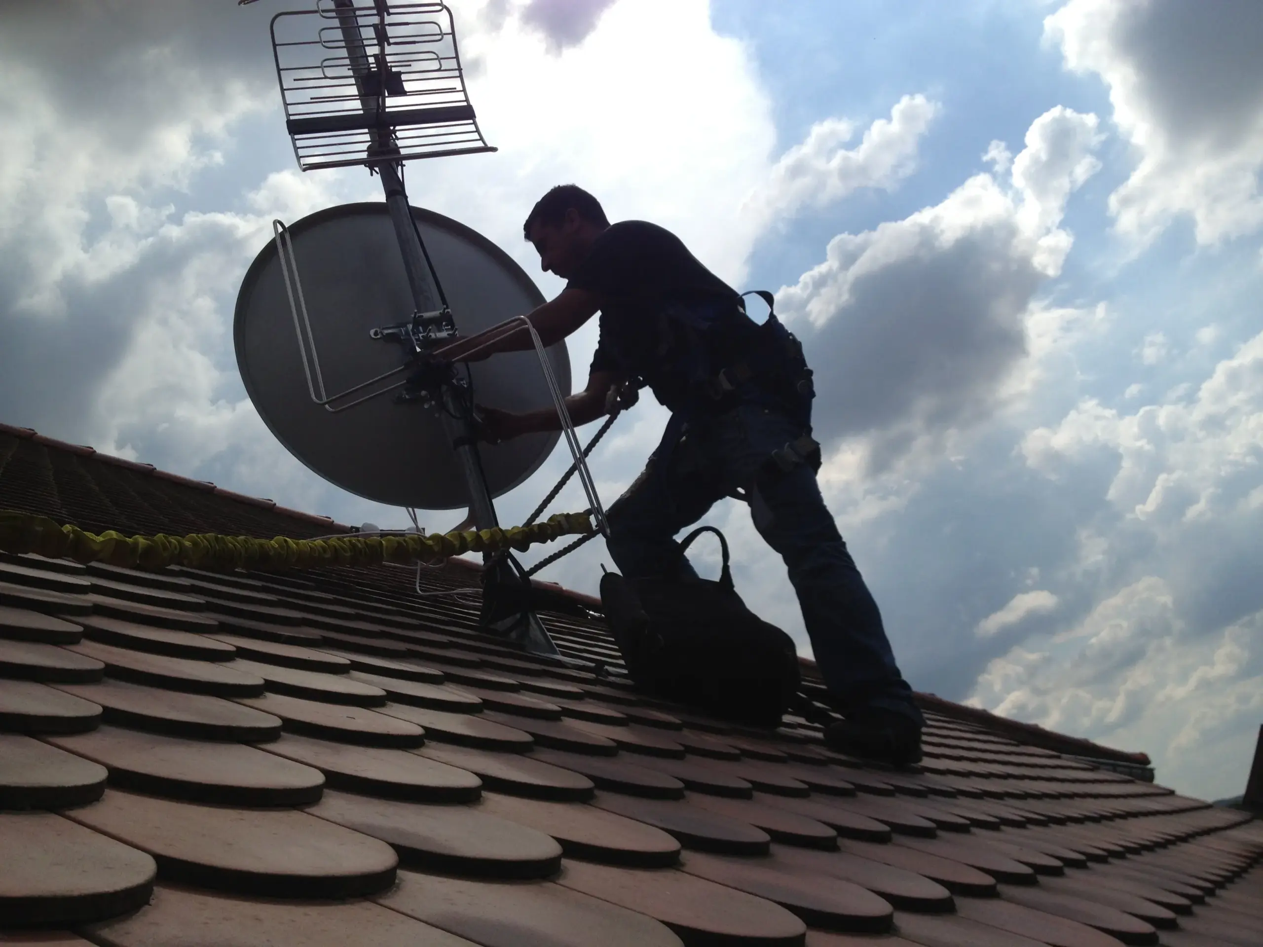 Technicien antenniste réglant une antenne TV