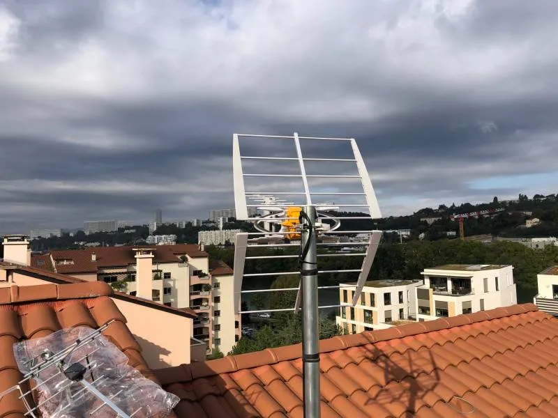 Antenne de toit orientée vers l'émetteur