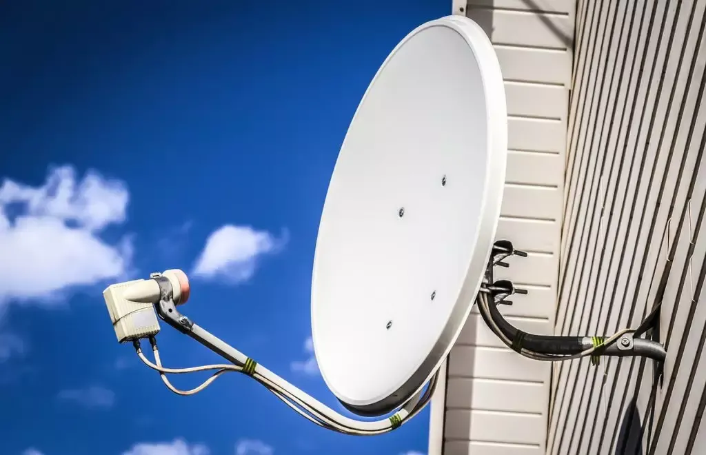 Antenniste orientant une antenne râteau