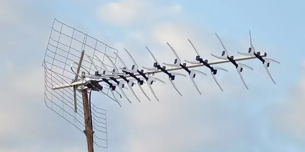 Antenniste orientant une antenne râteau