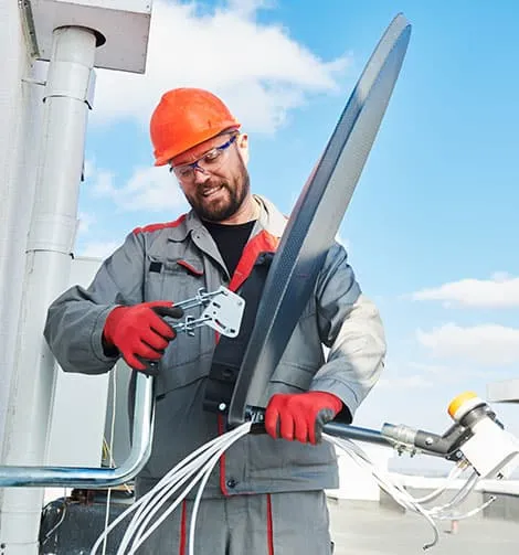 Antenniste orientant une antenne râteau