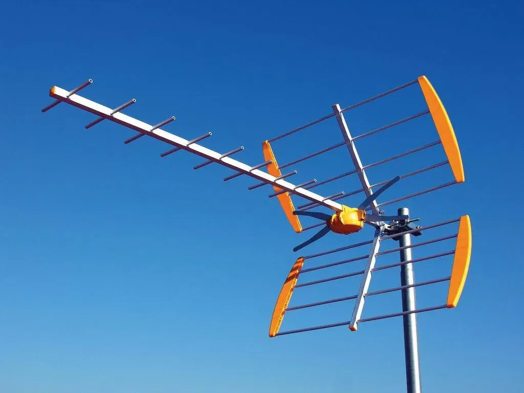 Antenne de toit orientée vers l'émetteur